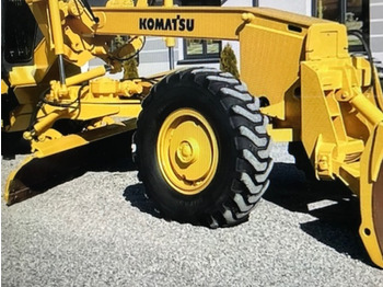 Greideris Komatsu GD530A mit 5-Zahn Heckaufreißer: foto 3