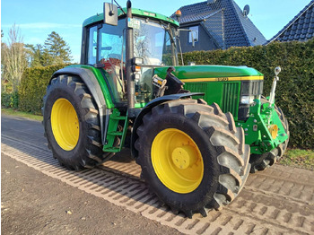 Traktorius JOHN DEERE 6910